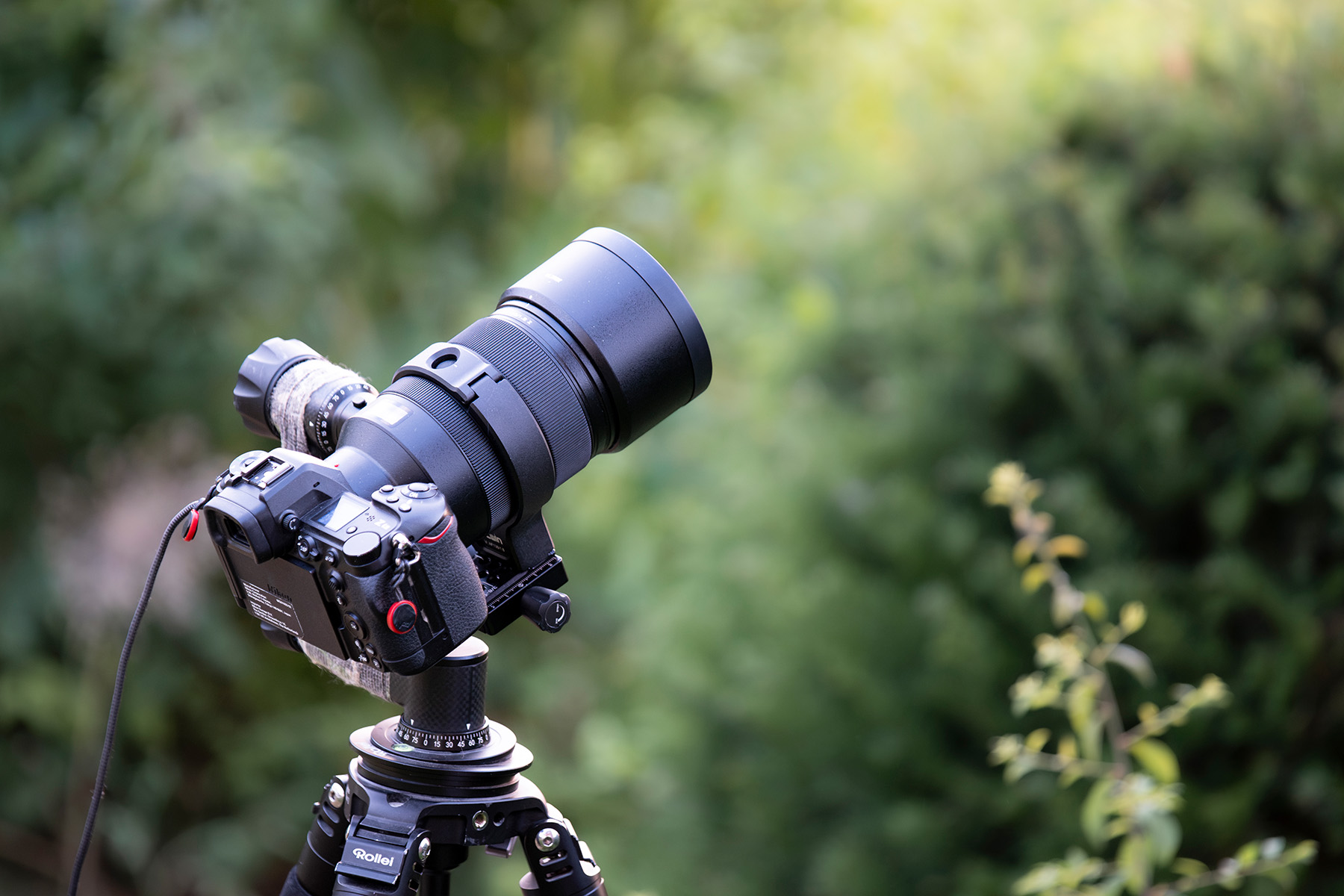 135mm-Objektiv mit Kamera am Stativ, Nahaufnahme