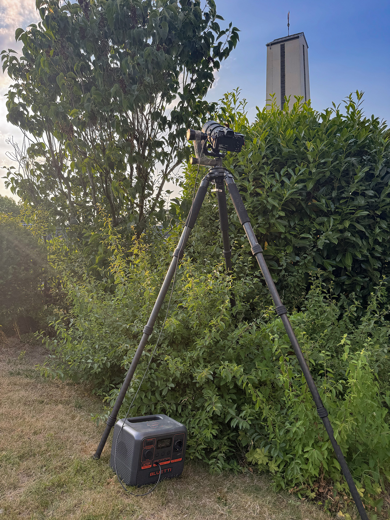 Kamera-Setup mit Stativ und Powerstation im Garten